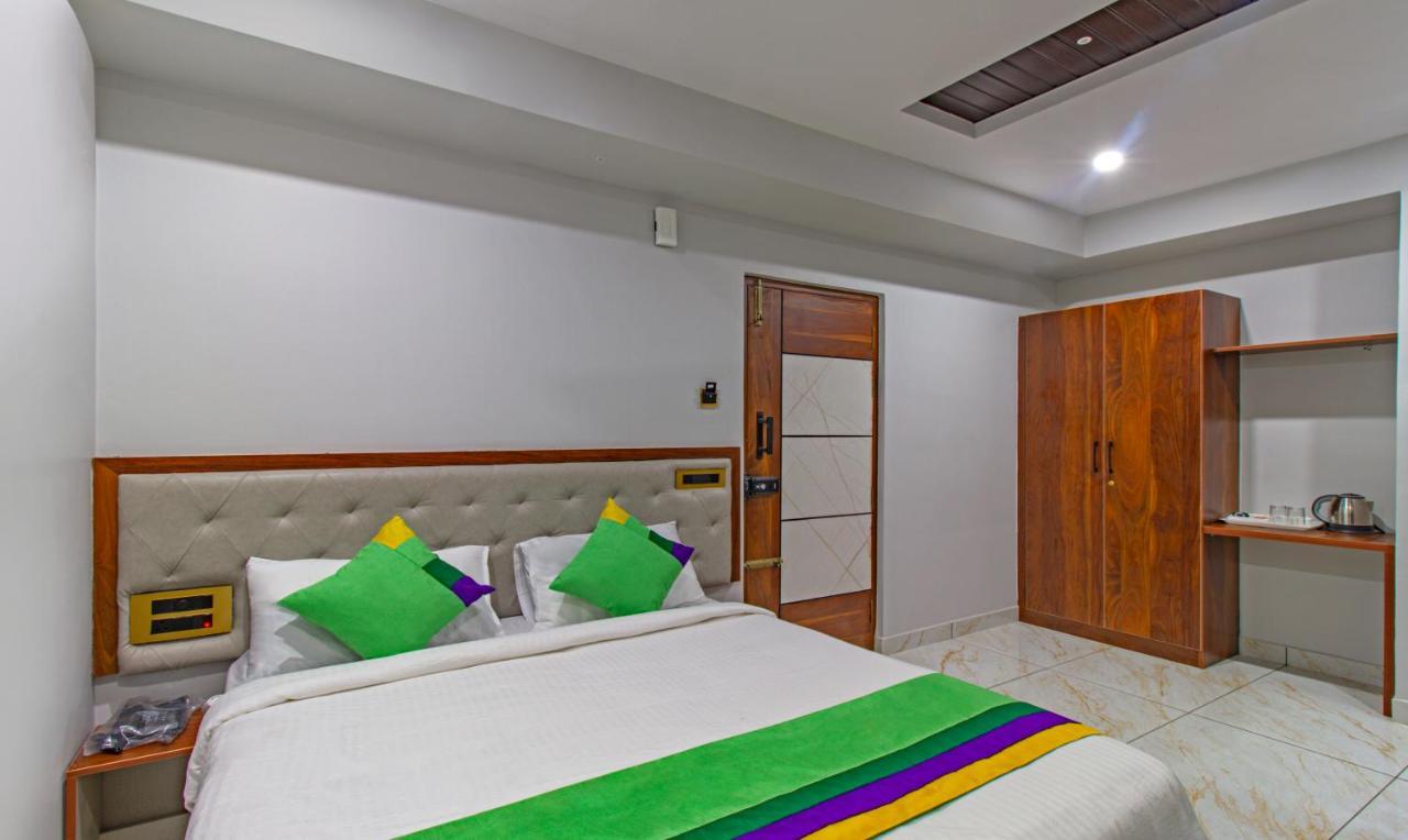 Treebo Abhi Suites, 400 Mts From Guntur Junction Esterno foto