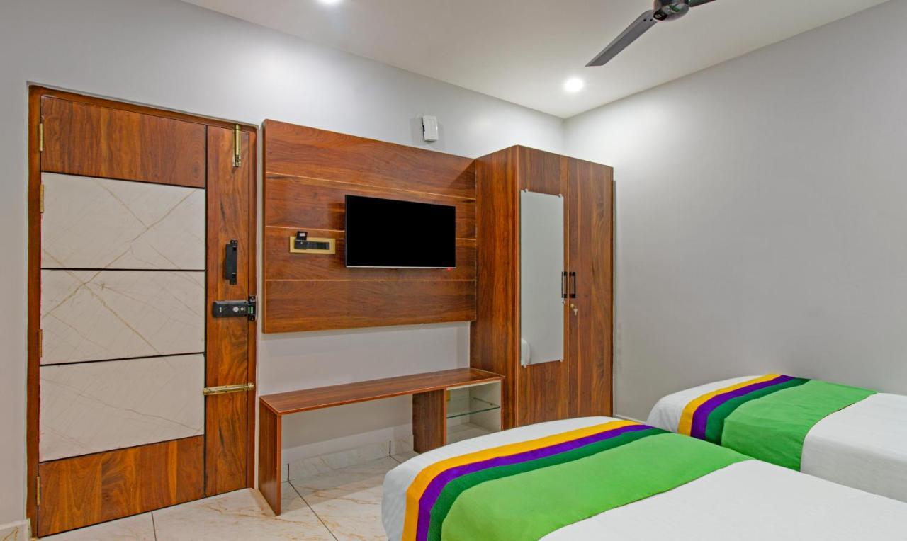 Treebo Abhi Suites, 400 Mts From Guntur Junction Esterno foto