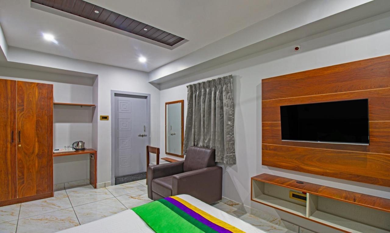 Treebo Abhi Suites, 400 Mts From Guntur Junction Esterno foto